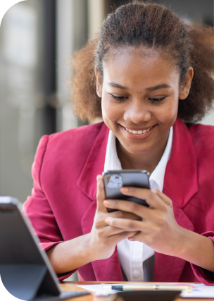 Profesional de contabilidad usando su teléfono móvil