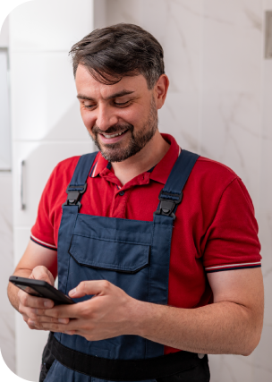 Profesional de plomería usando su teléfono móvil